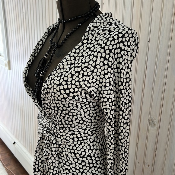 ✨HOST PICK✨ DIANE VON FURSTENBERG SILK BLK AND WHITE PRINT WRAP DRESS - SIZE 4 - Picture 5 of 8